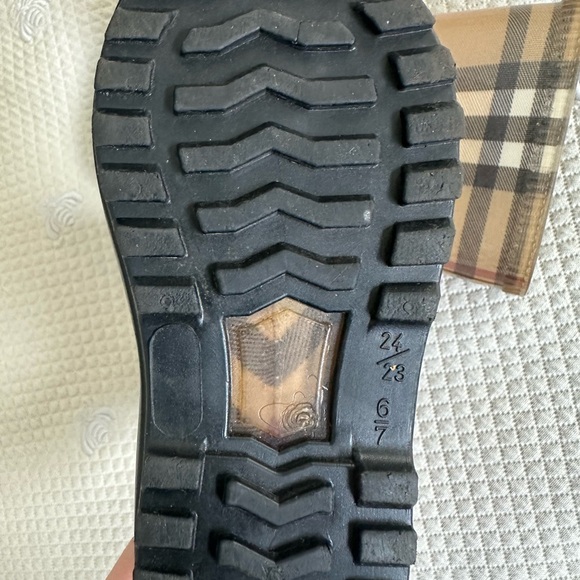 Burberry Kids Plaid Interior Rain Boots Made in Italy in size 6/7 (23/24) - Picture 5 of 6